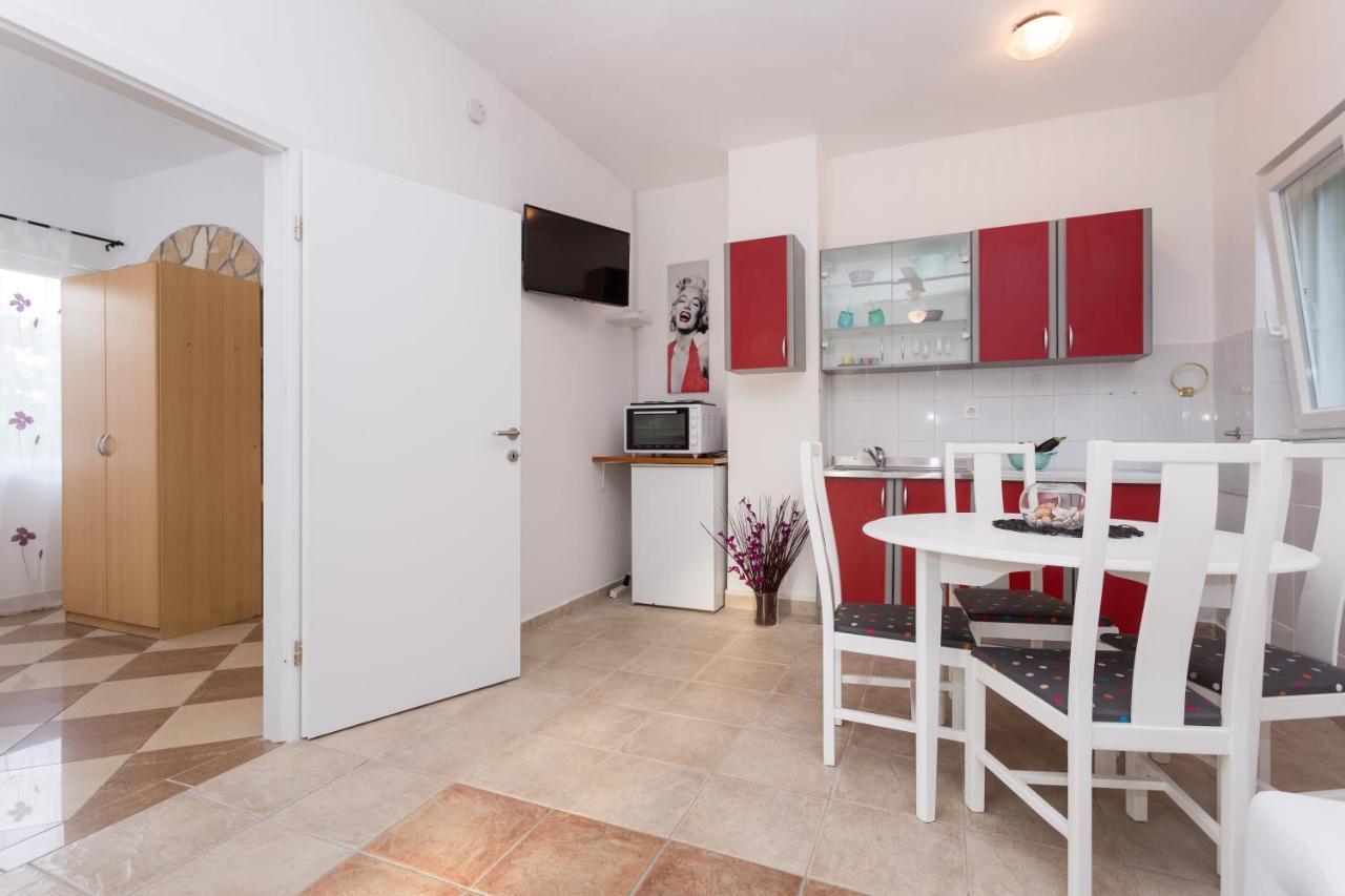 Lara - Apartment Near The Beach Vrbnik Exterior foto
