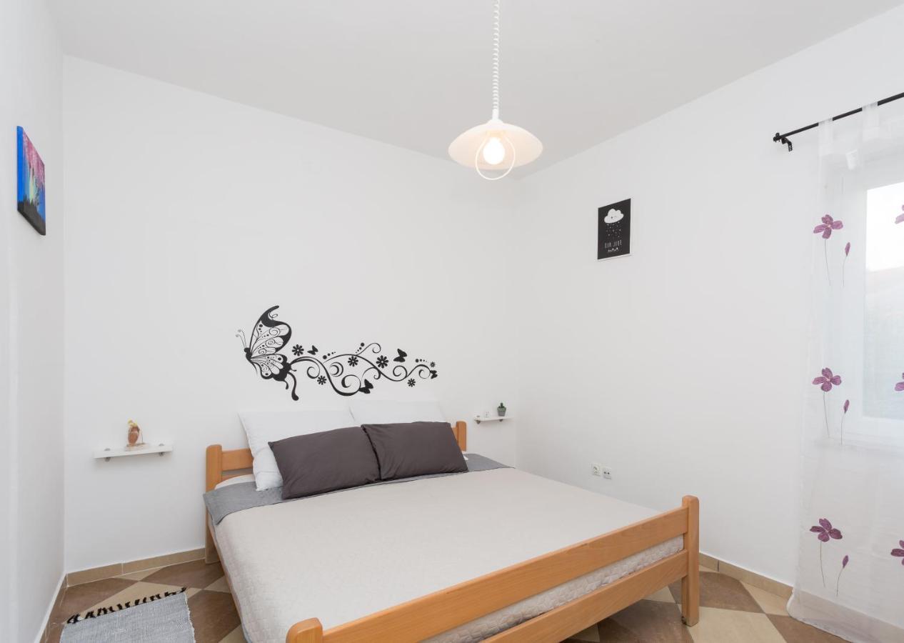 Lara - Apartment Near The Beach Vrbnik Exterior foto