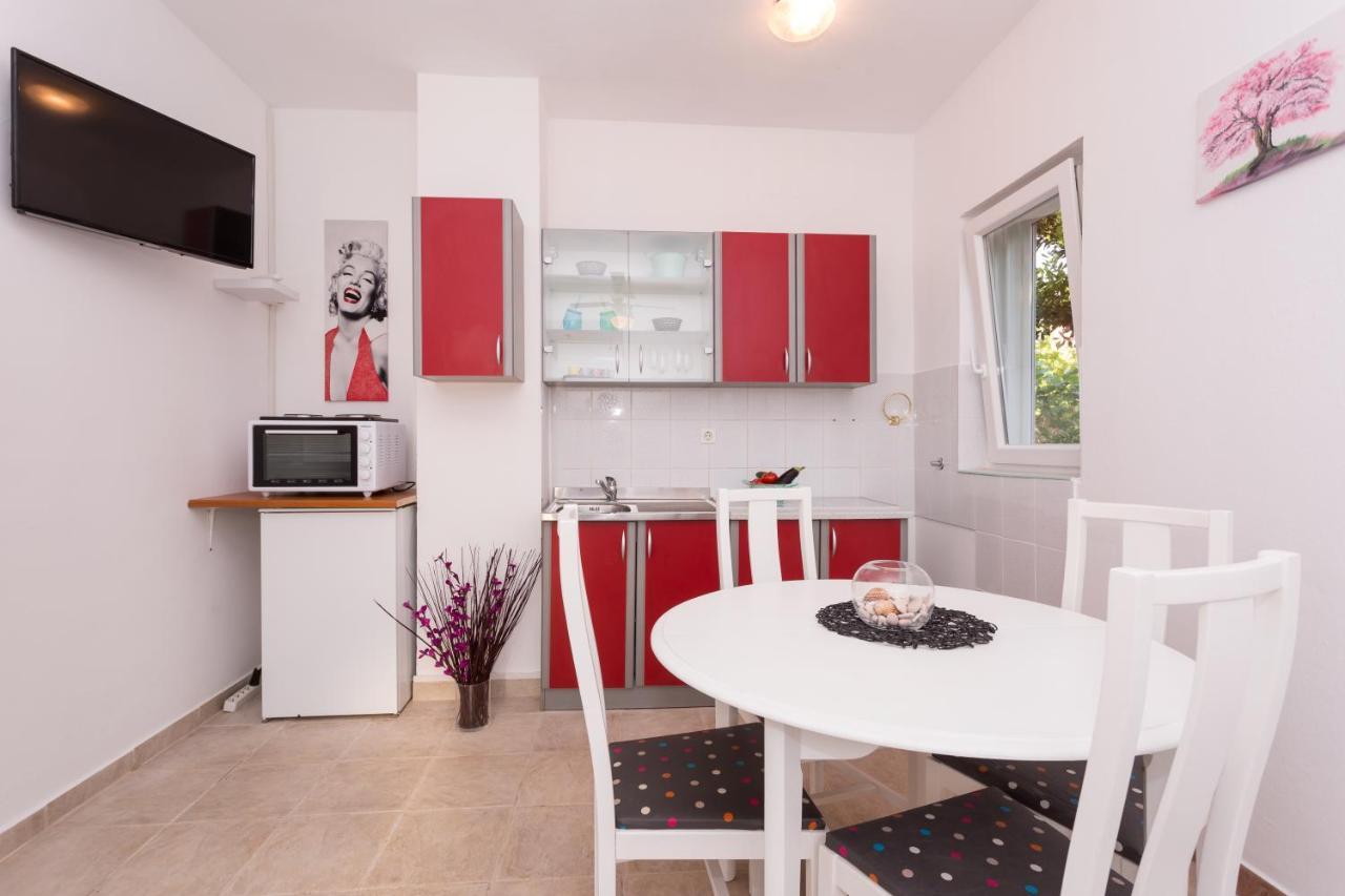 Lara - Apartment Near The Beach Vrbnik Exterior foto